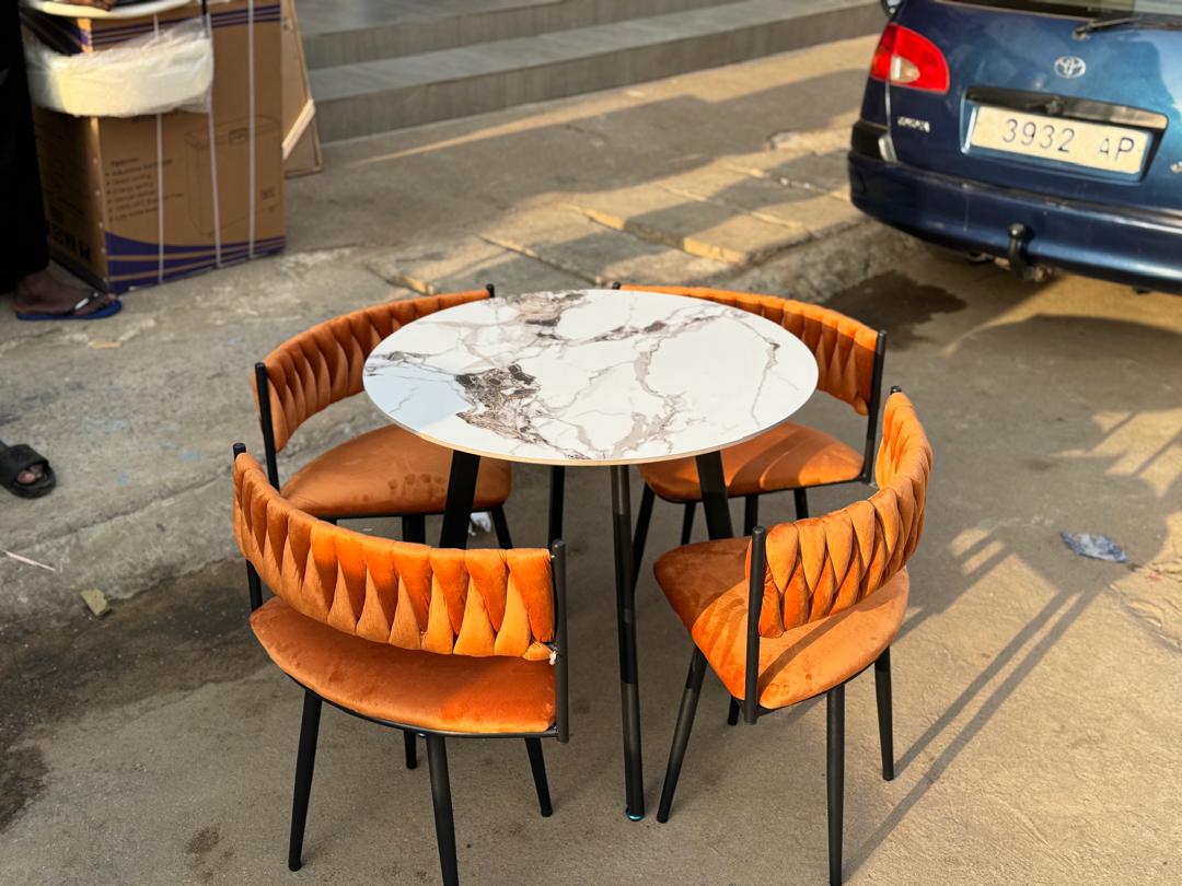 Table ronde avec 4 chaises